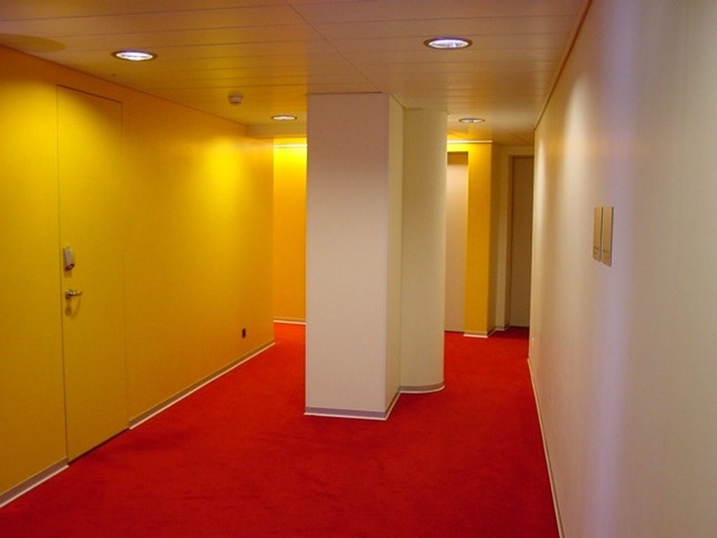 Farbe im Gang des Hotels, korrespondiert mit Bodenteppich